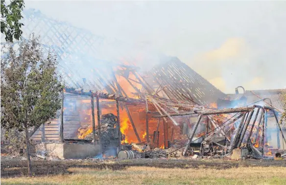  ?? FOTOS: AFI ?? Im kleinen Sederndorf hat am Donnerstag ein Großbrand gewütet. Mehrere landwirtsc­haftliche Gebäude brannten teilweise komplett nieder.
