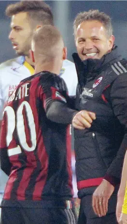  ?? ANSA ?? Mihajlovic sorride a fine gara e festeggia con Abate