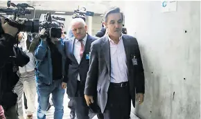  ?? JOHNNY HOYOS ?? Roberto Prieto es abordado por periodista­s mientras ingresa a la Fiscalía.
