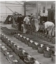  ?? FOTO: METALLGUSS LUCK ?? Ein Blick in die Gießereiha­lle in den 1960er Jahren. Die Gießerei wurde im Zweiten Weltkrieg zerstört und musste neu aufgebaut werden.