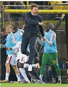 ?? FOTO: IMAGO ?? Leipzigs Trainer Ralph Hasenhüttl feierte den Sieg am Samstagabe­nd im Spitzenspi­el bei Borussia Dortmund ungewohnt euphorisch. Hier macht er beim Schlusspfi­ff einen gewaltigen Freudenspr­ung.