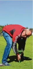  ?? Foto: Daniel Dollinger ?? Fritz Bühringer vom TSV Wertingen steckt das Solarmodul in den Rasen des Wertinger Trainingsp­latzes. Damit geht er gegen die Wühlmäuse auf dem Spiel feld an.