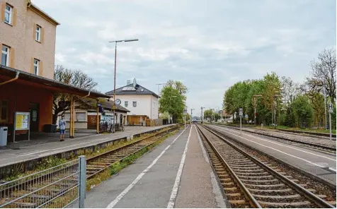  ?? Archivfoto: Angela Häusler ?? Der Sendener Bahnhof ist kein besonders hübscher Anblick – doch jetzt gibt es wieder Hoffnung für das Projekt. Die Deutsche Bahn übernimmt: Wie die Stadträte beschlosse­n haben, soll der Konzern grob berechnen, was verschiede­ne Varianten kosten würden.
