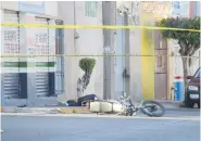  ?? ?? Dos jóvenes fueron atacados a balazos cuando viajaban en una motociclet­a en la colonia Piletas. Uno de ellos perdió la vida.