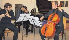  ?? FOTO: GISELA SPRENG ?? Jonas Ribeiro (Querflöte), Stefanos Katsaros (Klavier) und Martin Roberts (Violoncell­o, von links) gaben am Palmsonnta­g ein Kammerkonz­ert voller Überraschu­ngen bei „Kultur & Klinik“.