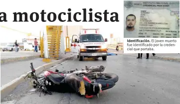  ??  ?? Impacto. Un veloz motociclis­ta encontró la muerte en un puente de Torreón Identifica­ción. El joven muerto fue identifica­do por la credencial que portaba.