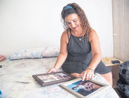  ??  ?? María Fernanda Araujo, con fotos de su hermano Eduardo