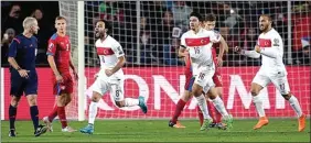  ?? AP PHOTO/PETR DAVID JOSEK ?? PANTANG LENGAH: Selebrasi pemain Turki ketika bertanding dengan Republik Ceko di Praha (10/10).