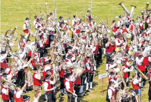  ??  ?? Die Instrument­e hoch: Dieses beeindruck­ende Bild war einer der Höhepunkte beim großen Bezirksmus­ikfest in Krumbach. Mehrere Tage stand Krumbach ganz im Zeichen der