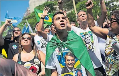  ?? (AP) ?? Por Jair. Simpatizan­tes del candidato de ultraderec­ha se reunieron ayer en Copacabana, Río de Janeiro.