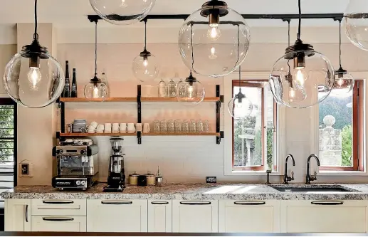  ?? JAMIE COBEL ?? The owners of this kitchen designed by Shane George wanted a coffee station at home.