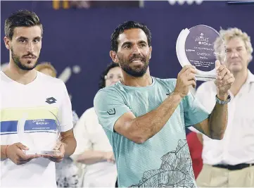  ??  ?? Finalistas. Estrella levanta el trofeo de campeón, acompañado de Dzumhur.