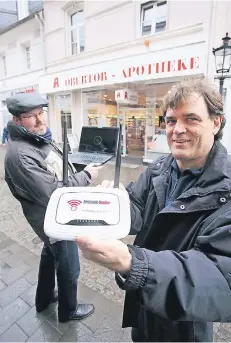  ?? RP-ARCHIVFOTO: A. BLAZY ?? Christian Kicken (l.) und Christian Paas zeigen: In der Obertor-Apotheke gibt es bereits einen Hotspot.