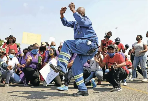  ?? Picture: Reuters/Siphiwe Sibeko ?? SAA employees make their feelings known outside the airline’s headquarte­rs this week. The government has promised R10.5bn to keep the airline operationa­l — and save jobs — but business rescue practition­ers want to see the money that has been promised. The Treasury, however, is keeping mum on the issue.