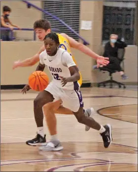  ?? Lauren Cross/Wildcat Yearbook ?? In hot pursuit: El Dorado's Torenzo Dunn outraces a Hot Springs Lakeside player for a loose ball. The Wildcats are scheduled to return to action Tuesday at Texarkana.