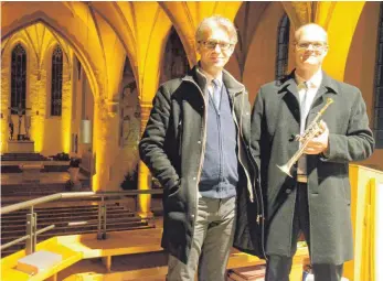  ?? FOTO: BABETTE CAESAR ?? Zum dritten Mal musizieren Regionalka­ntor Franz Günthner (links) und Solotrompe­ter Matthias Haslach (rechts) zum festlichen Jahresausk­lang in der Stadtpfarr­kirche St. Martin.