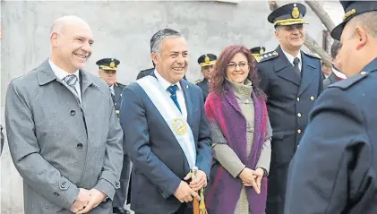  ??  ?? Godoy Cruz. Cornejo y su esposa, ayer, en el tradiciona­l Toque de Diana, en la puerta de su casa.