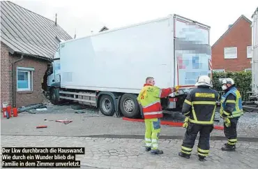  ??  ?? Der Lkw durchbrach die Hauswand. Wie durch ein Wunder blieb die Familie in dem Zimmer unverletzt.