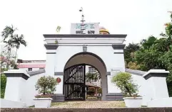  ??  ?? The gate to the Kota Raja Mahadi. The site is currently occupied by the Klang Municipal Council.