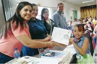  ??  ?? Los participan­tes recibieron sus reconocimi­entos