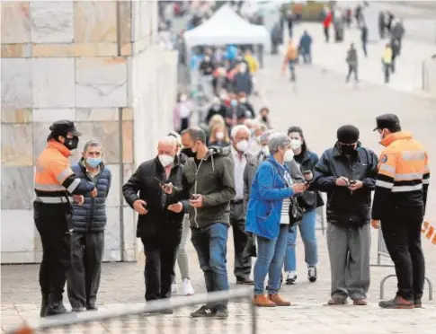  ?? MIGUE MUÑIZ ?? Colas para recibir la vacuna contra el virus en la Ciudad de la Cultura