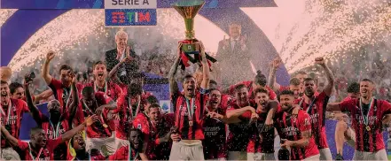  ?? ?? I campioni in carica Capitan Romagnoli alza il trofeo della A: il Milan festeggia la conquista del 19o scudetto dopo l’ultima vittoria a Reggio Emilia