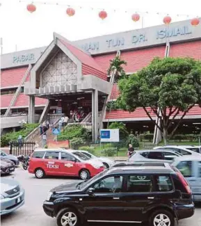  ?? ASYRAF HAMZAH ?? Pasar Besar Taman Tun Dr Ismail in Damansara.