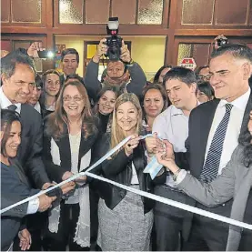  ??  ?? Cintas.
Scioli, Alicia y Castagneto, en una inauguraci­ón de campaña.