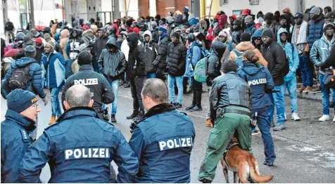  ?? Foto: Widemann ?? An die 200 Gambier aus der Erstaufnah­me Einrichtun­g für Asylbewerb­er in Donauwörth haben sich am Montag auf den Weg zum Bahnhof gemacht. Zeitweise war deshalb der Zugverkehr gestoppt.