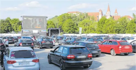  ?? FOTO: LEHMANN ?? Das Ellwanger Autokino vor wundervoll­er Kulisse – bei den Zuschauern kam die erste Vorstellun­g prima an.