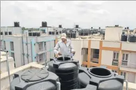  ?? HT FILE PHOTO ?? An MCD workers puts medicine in water tanks to prevent breeding of mosquitoes at Vasant Kunj. Nearly half of the posts of mosquito breeding checkers in Delhi are lying vacant.