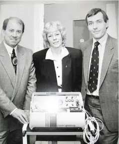  ??  ?? ● Howard Kendall, Maureen Mainwaring and another man, identity unknown, with a defibrilla­tor she funded through her fundraisin­g efforts