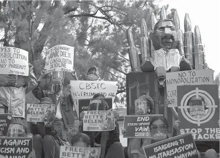  ?? Photo by JJ Landingin ?? HUMAN RIGHTS DAY. Baguio cause-oriented groups decry the “red tagging” of state security services against members and reiterated activism is not terrorism during the observance of December 10 Internatio­nal Human Rights Day.