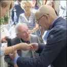  ?? (Photo C. R.) ?? Pour son centième anniversai­re, Charles Bernot à reçu la médaille d’honneur de la ville par le maire JeanClaude Charlois.