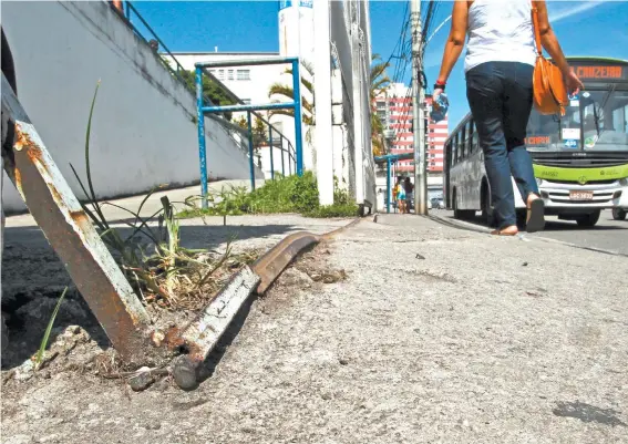  ?? ESTEFAN RADOVICZ ?? Porta da Clínica da Família da Penha, onde Gilson de Souza Lopes morreu atropelado após tropeçar em um desnível da calçada e cair na rua