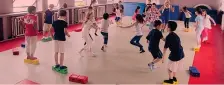  ??  ?? L’ora di ginnastica Lezione di educazione fisica in una scuola elementare