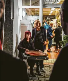  ??  ?? Musik bei Nennmanns mit Karin Schart und Monika Drasch im Gesangsdue­tt in der Hinteren Salzgasse.