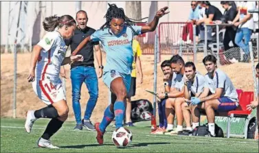  ??  ?? EN FORMA. La brasileña Ludmila conduce el balón ante la oposición de un rival.