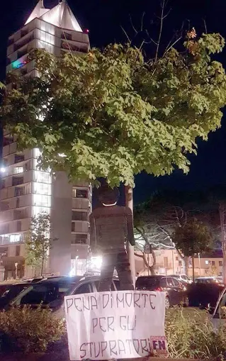  ??  ?? Piazza Mazzini Il manichino nero con cartello a pochi metri dalla torre Aquileia