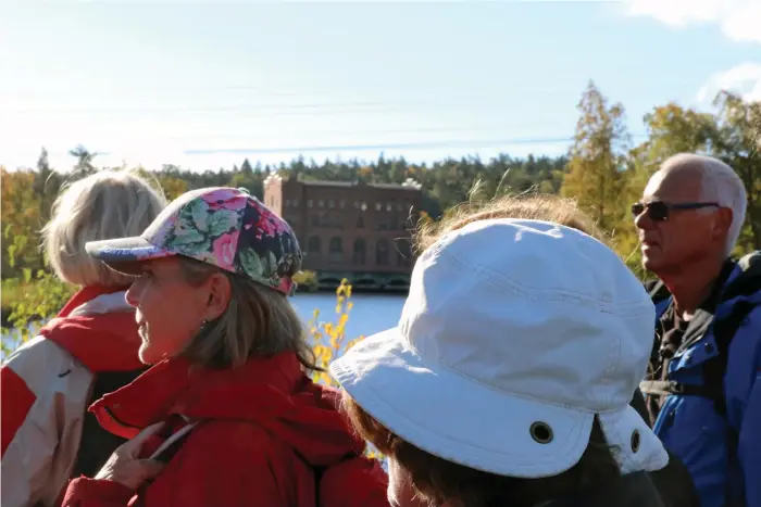  ?? Bild: SANDRA KILLGREN ?? KNÄRED ÖVRE. Det andra stoppet på söndagens vandring längs Lagan. Promenaden startade klockan tio och avslutades vid tretiden. Gruppen passerade tre vattenkraf­tverk under dessa timmar.