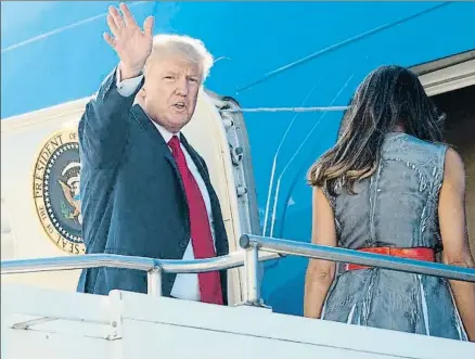  ?? SAUL LOEB / AFP ?? Donald Trump, junto a su esposa Melania, se despide antes de entrar en el Air Force One