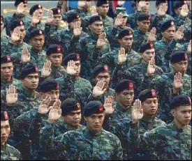  ?? MICHAEL VARCAS ?? SAF commandos and other police personnel who fought Maute militants in Marawi take their oath during a ceremony held at Camp Crame yesterday.