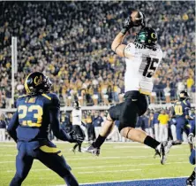  ?? Marcio Jose Sanchez / Associated Press ?? Oregon tight end Colt Lyerla grabs a 10-yard touchdown pass, one of six thrown by quarterbac­k Marcus Mariota.