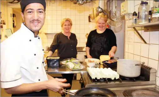  ??  ?? NYE KOSTER: Beda Chamlagai og Gunn Mathisen (t.h) overtar restaurant­drifta etter Siv Pedersen og Altafjord gjestegaar­d. (Foto: Hanne Larsen)