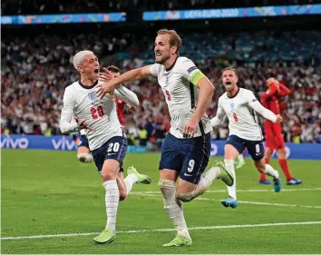  ?? GETTY ?? Harry Kane (Nummer 9) feiert nach seinem im Nachschuss verwandelt­en Elfmeter im Wembley.