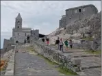  ??  ?? Porto Venere : l’église San Pietro au clocher de pierre surplombe le port de plaisance. C’est le symbole de ce village médiéval fortifié qui a conservé tout son cachet.