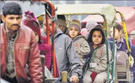  ?? SHARMA FILE/ARUN ?? ▪ Children on way to their schools in cycle rickshaws on a cold winter morning in old Delhi.HT