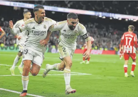  ?? // EFE ?? Ceballos abraza a Carvajal, que remató en el Bernabéu la remontada del Real Madrid ante el Almería (3-2)