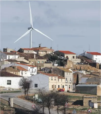  ?? Foto: Ángel García ?? Irgendwo in der Mancha. Wo Quijotes Windmühlen zu Windrädern werden.