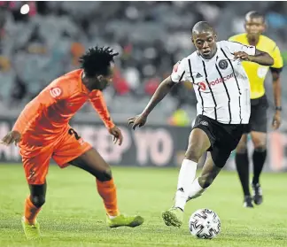 ?? / GALLO IMAGES ?? Kabelo Dlamini of Orlando Pirates in action with Mpho Mvelase of Polokwane City during their league match on Tuesday.